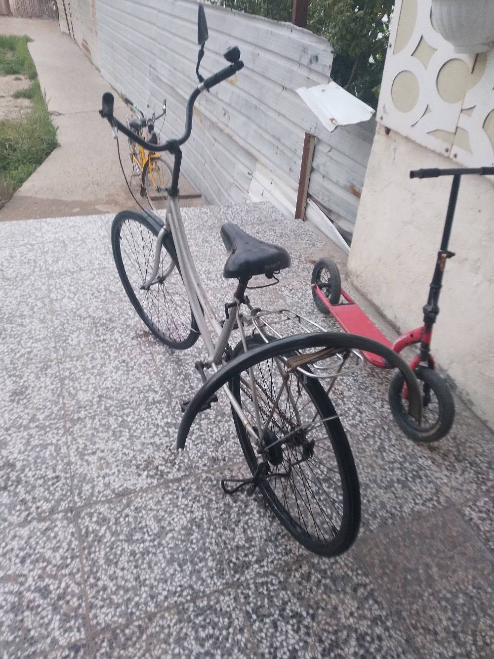 بايسكل للبيع  حجم 27 كامل البايسكل ومستعجل على بعته 
