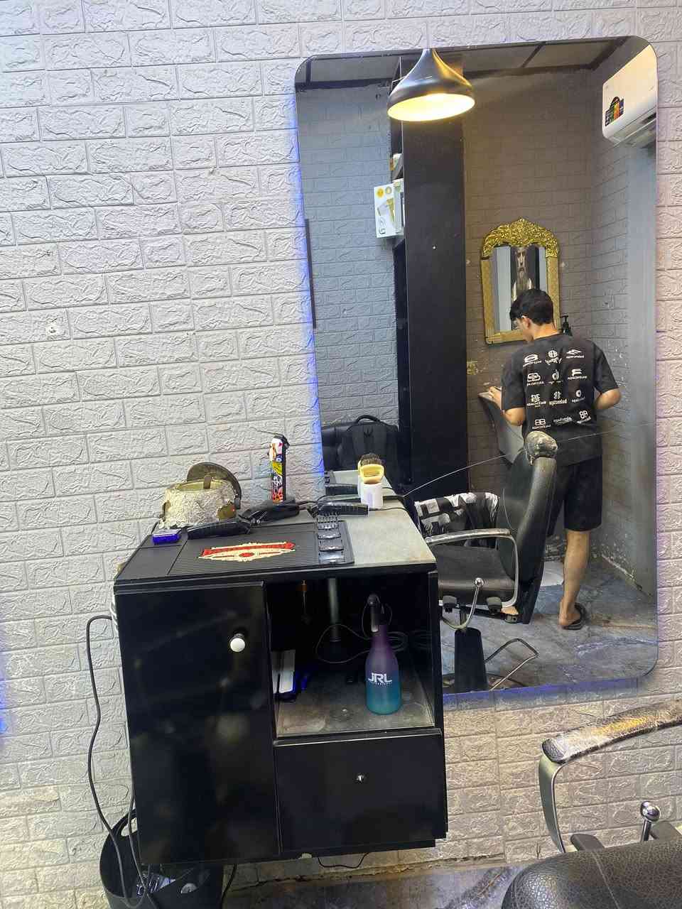 مرايات للبيع  طخم مراية و ميز  السعر ٢٠٠  
للتواصل ع الرقم  ***********
