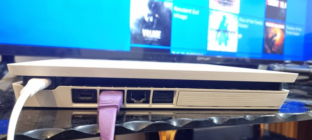 بلي 4 سلم باندل لون ابيض 
مهكر نظام 9.00 بدون فلاش او قرص 
ذاكره 500 GB جهاز نضيف جدا
 لا مفتوح ولا مصلح كامل ملحقات بدون نقص 
جويستكات عدد 3 يحتوي على 12 لعبه
عنوان بغداد الشعب للاتصال او واتساب 
***********
