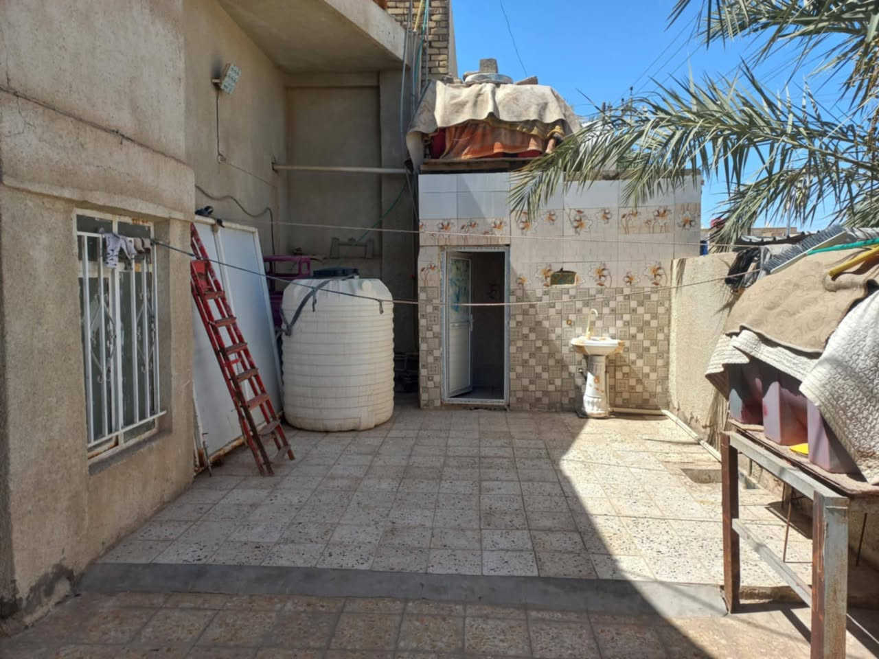 البيت البيع في ابو رمانه ٢٠٠متر خلف محمود الكعبي يقع على شارع ٢٠ومقابيل شارع ١٠بناء متوصط يتكون الطابق الارضي كامل وطابق ثاني غرفتين وصاله كبيره***********تواصل اتصال او واتساب
