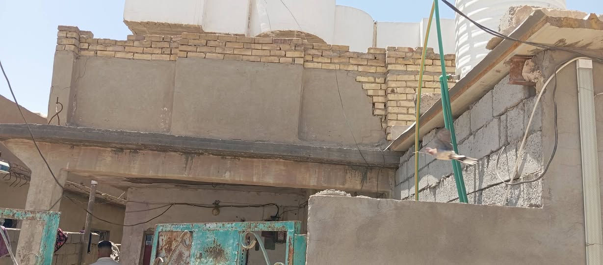 السلام عليكم ورحمه الله وبركاته للبيع بيت مساحه 260متر طابقين طابو صرف في شارع عشرين بالقرب من مدرسه الفجر الصادق مع العلم يوجد محل أيضا في ضمن واجهه البيت  للاتصال والاستفسار يرجى الاتصال على الرقم التالي ***********

