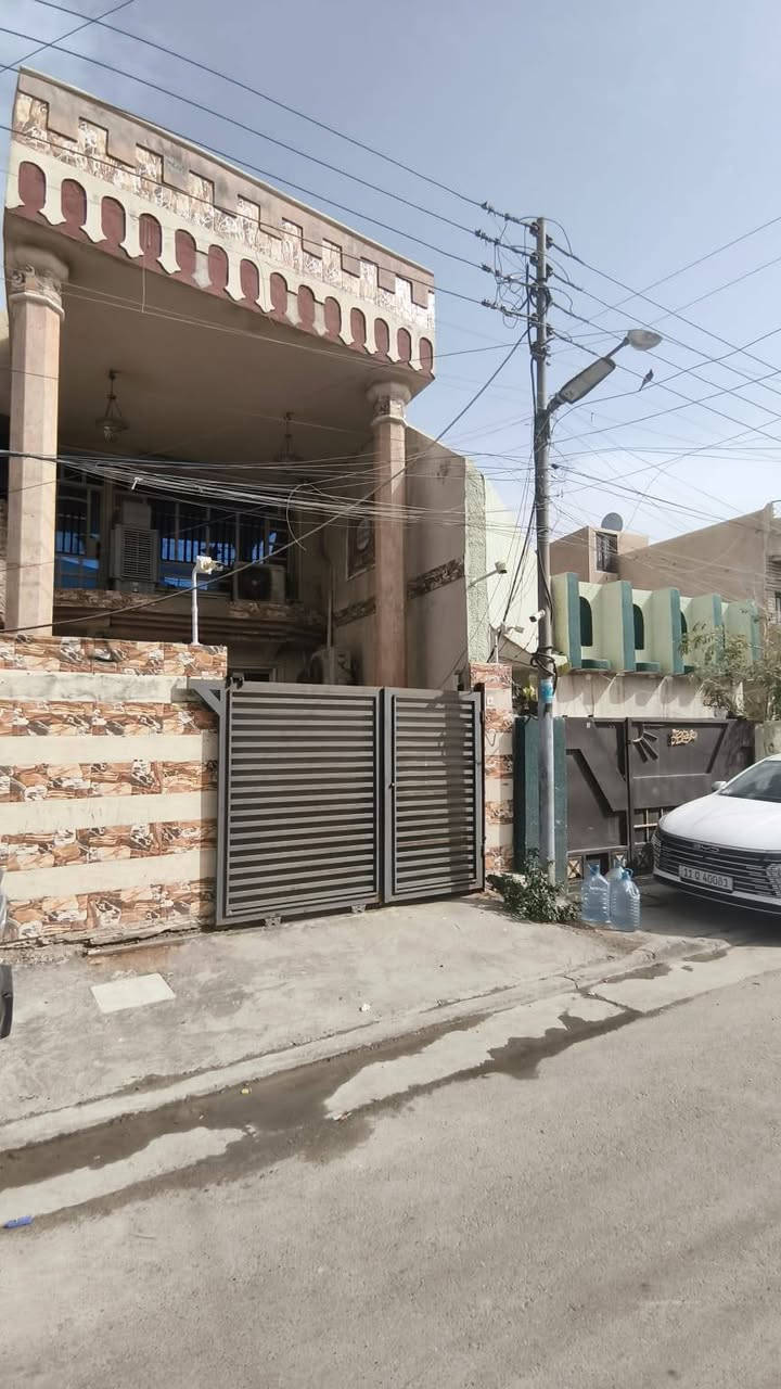 مشتمل للبيع
حي الجهاد خلف مطعم ريلاكس سابقا 
التفاصيل الواجهة ٥ النزال ٢٠
كراج كبير 
صالة ٦×٥  مطبخ ٦×٥ صحيات 
غرفتين بالطابق الثاني 
للأستفسار الاتصال ع الرقم 
***********
