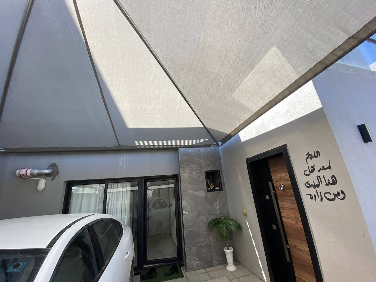 بيت للبيع مساحه ٢٠٠ متر في مجمع اللؤلؤة السكني المرحله الجديده بيت جديد جاهز للسكن يباع معه الاثاث كله من هوم سنتر والاجهزه وجميع الي بالصور مكان مميز امام حديقه النافوره 
البيت مكون 
مطبخ وصاله واستقبال ٣ غرف نوم حديقه خارجيه وحديقه داخليه بين الغرفتين
للتواصل على الرقم ***********
