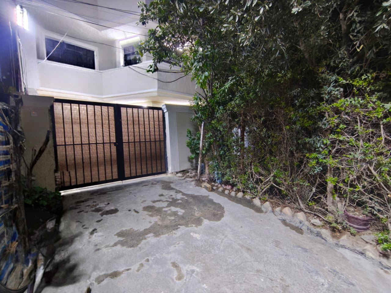 دار للبيع مساحه 150 متر طابو ملك صرف 
 عرض الشارع 20 متر 

تبليط مجاري كامل الخدمات  

بناء مرتب ونضيف طابقين 

يحتوي على 

4 غرف نوم 

2 جوه 

2فوك 

واستقبال وصاله ومطبخ 

وصحيات داخليه وخارجيه مع صحيات طابق ثاني  

وترك خلف الدار 

وحديقه. خارجيه

الموقع بغداد الانتصار مقابيل مستشفى حماد شهاب 
طريق الشعب الحسينية 

معلومات اكثر 📞📞
***********
