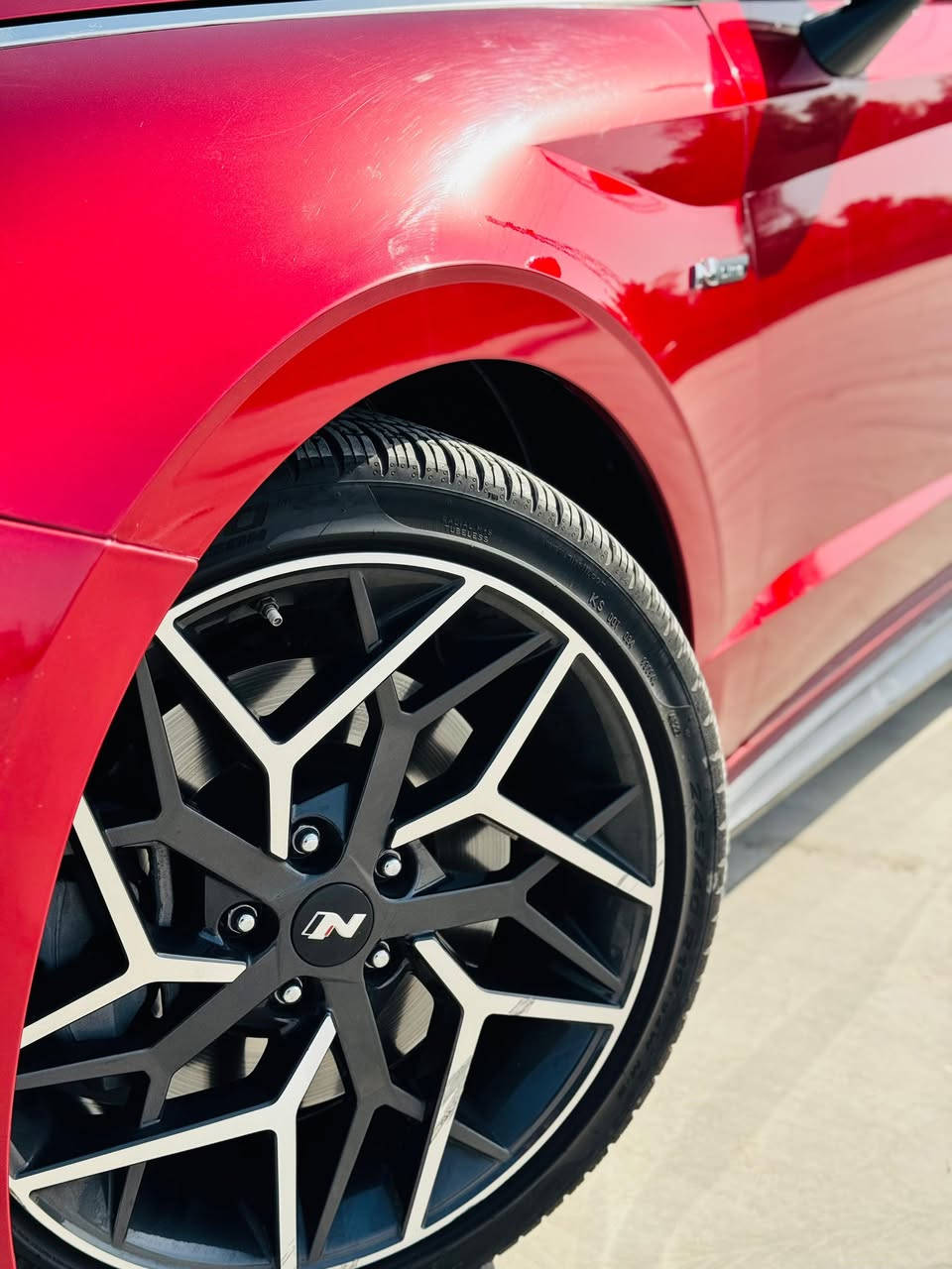 سوناتا 2023 ان لاين  فول رياضي
مواصفات‎فتحه بنوراما
بصمة تشغيل عن بعد
ة‎مكينة 2500 تيربو  ‎كير دبل كلج ٨ سرعات 
ا‎كشنات رياضي مختومة N 
جلد وكنتارا 
ت‎ تدفئة كشن 
ت‎12 سماعة  
ت‎٤ وضعيات قيادة (normal - sport - sport+ - custom) 
‎إنارة داخلية 7 الوان 
‎ماسحات اوتو (بالامطار)
‎صندوق ذكي يفتح عند الاقتراب
‎لدات اماميه 
‎لايت زنون 
‎ويل 19 N
‎اوتو هولد 
‎هاند بريك بصمه
‎نظام المحافظه عل خط المسار 
‎نظام النقطه العمياء 
‎شاشه ديجيتال
‎كيجات الكتروني 
‎نظام ترحيب صوتي 
‎كرسي كهرباء
‎رادار امامي 
‎رادار خلفي 
‎رادار جانبي
‎مود درايف 
‎اشاير بالمري 
‎تبريد بيانو  
‎كروس تثبيت سرعه 
قياده ذاتيه 
‎4منافذ usb
‎شحن ذكي لاسكي
مستشعرات بل باب من تفتح الباب تتوقف السيارة 
‎دوسات سبورت  بلاد اسود
السيارة ماشية 28الف كيلو حقيقي  
الحادثه ( ربع الجاملغ تعديل والبنيد صبغ ) 
رقم اربيل الدولي الجديد  السيارة جدا حلوه ونظيفه والسعر حلو لان مستعجل علبيع
للاستفسار اتصال*********** مكاني نجف الاشرف
