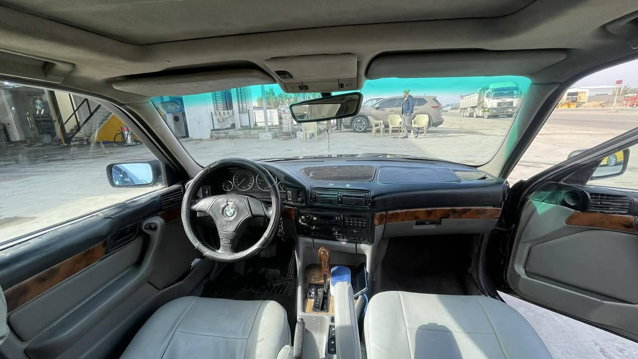 السلام عليكم ورحمه الله وبركاته
بي ام موديل ٩١ مسكر عدله رقم بغداد الجديد باسمي 
غرفه ٥٠٪ نضافه 
كير ومكينه خير من الله 
السياره بيها نوواقص باور ستيرن وغيرهن  
السعر ٥٥ وبيها مجال 
المكان ديالى
***********
