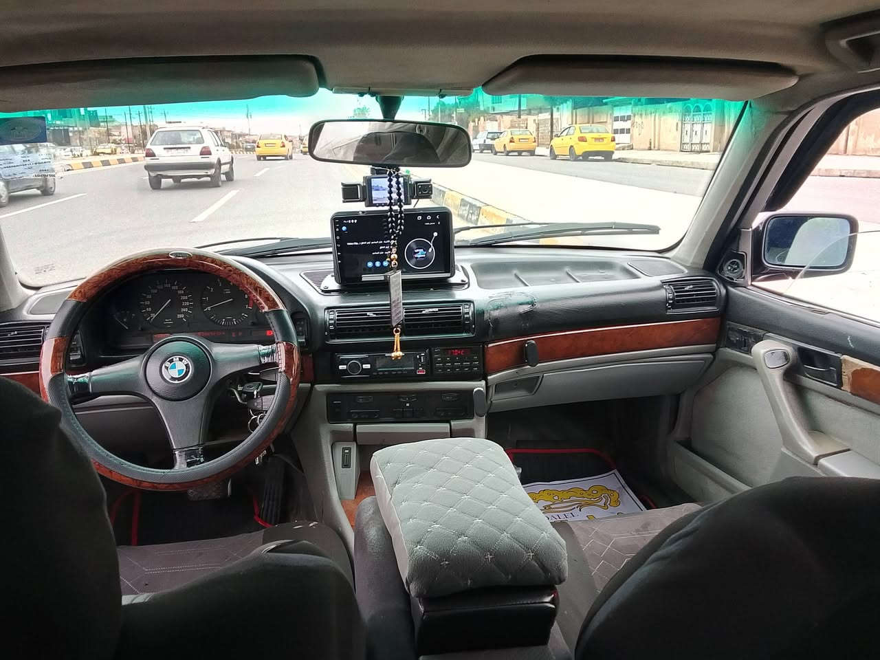 سلام عليكم بي ام حجم 735 طخم تاير جديد طخم ورا و كدام جديد سياره نضيفه ما نقصها شي رقم دولي السعر 50 و بيها مجال بصيط عل رقم فقط ***********
