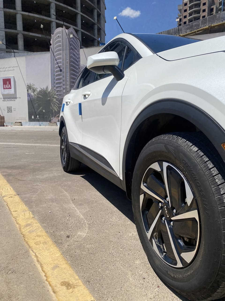 كيا سبورتج فئة (LX) هايبرد Hybrid - موديل 2023
وارد أمريكي 
 موديل 2023، اقتصادية جداً  (التفويلة تمشيك الى 850 كيلو بالصيف مع التبريد). السيارة ما محتاجة برغي واحد، 
✅ الممشى: 43 ألف كيلو متر فقط.
✅ تخم تاير جديد: شد قبل شهرين فقط.
✅ تضليل حراري لكل جامات السيارة : عازل حرارة ممتاز.
✅ جاهزة ميكانيك وكهربائيات وتبريد ثلج.
المواصفات للي ميعرفها اخوان:
🟦 شاشة كبيرة لمس تفاعلية (Apple CarPlay / Android Auto).
🟦 رادار أمامي تفاعلي + رادار تنبيه تصادم.
🟦 نظام تحديد مسار + كيب لاين (توجيه الستيرن تلقائي).
🟦 كاميرا خلفية دوارة عالية الدقة + حساسات خلفية أصلية.
🟦 مود درايف (Drive Mode) بـ 3 أنظمة قيادة (Smart / Eco / Sport).
🟦 تحكم ستيرن كامل + كروز سرعة (مثبت سرعة).
🟦 لايتات أمامية فول LED نهارية + بك لايت LED.
🟦 نظام نزول منحدرات + مانع انزلاق.
🟦 هاند بريك بصمة (Auto Hold).
⚠️ الحادث: تعتبر كلين ضرر بسيط جداً بالبونيد فقط، وتم تصليحه BDR (بارد) بدون أي تبديل وبدون أي صبغ.
⚠️ الصبغ: السيارة مكفولة من الصبغ والتبديل (صبغ شركة بالكامل).
⚠️ الايرباكات: السيارة ايرباك سليم 100% (بدون ايرباك).
✅ الشاصي واللغد والدواخل سليمات 100% وبحالة الوكالة.
السعر: 19700 دولار 197 ورقة 
مكان السيارة بغداد 
للتواصل : ***********

