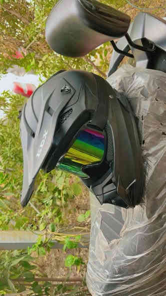 سلام عليكم 
من رخصة شبابنه الطيبة
خوذه دراجه بطح او رياضي (قفاز)
لون اسود طافي وحلو 
خوذه جديده مستعمله اقل من شهر
حتى الكارتون والكيس ماله موجود 
كوالتي جداا عالي وسيفتي ممتازه
سعره ٦٠وبيه مجال حق جيه والي يعرف سعره ليكسر اخوان 
استفسار واتساب ***********
