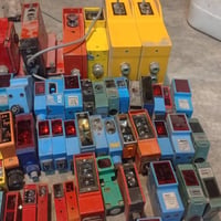 عندي تقريبا 50 قطعه هيج شكل ماعرف اسعارهم اليفيده يتصل 07730190549