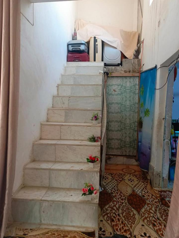 الموقع.حي الجامعه قرب النهر
المساحه 280متر
بيت للبيع 60مليون
غرفتين نوم
صالة
ومطبخ
حمام خارجي 
استقبال خارجي 
البناء بلوك
سقف عكاده
البيت بناء قديم جاهز لسكن
***********
