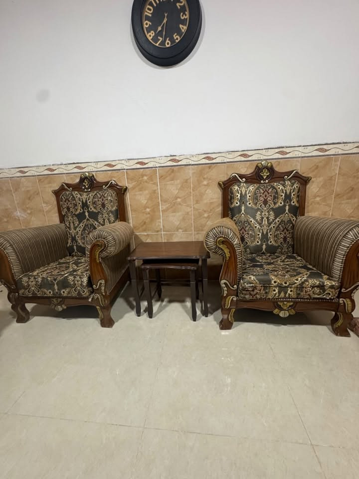 السلام عليكم 
قنفات للبيع عشر مقاعد متانة درجة اولى خشب زان 
السعر ٤٢٥ وبيهن مجال بسيط 
***********
