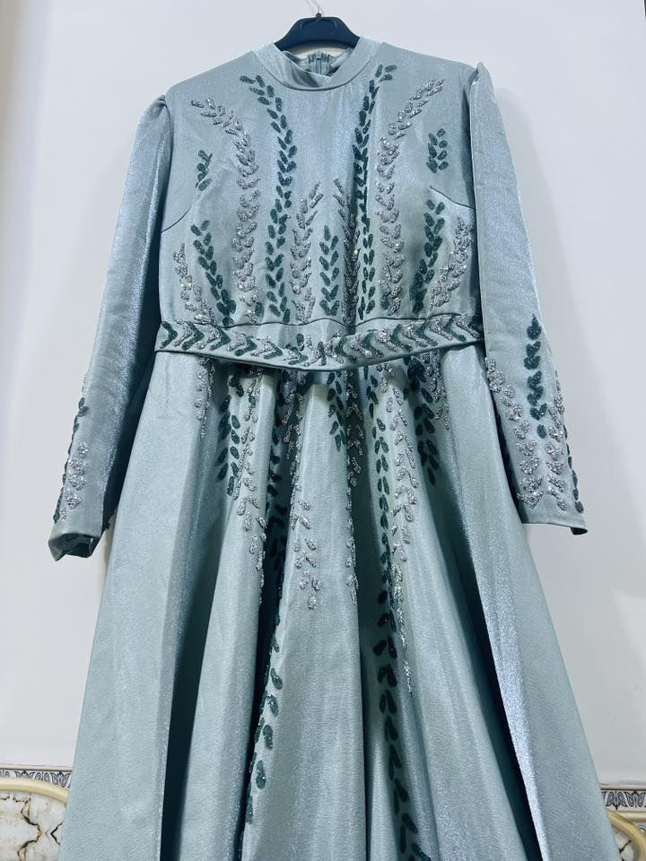 هاي الفساتين اشتريتهن من النت من بغداد قماشهن يجنن وكلهن شغل يدوي بس طلعن صغار عليه والمندوب ميقبل يرجع ياخذهن اريد ابيعهن الجويتي ب45والثاني ب50 المكان الفلوجه ***********واتساب
