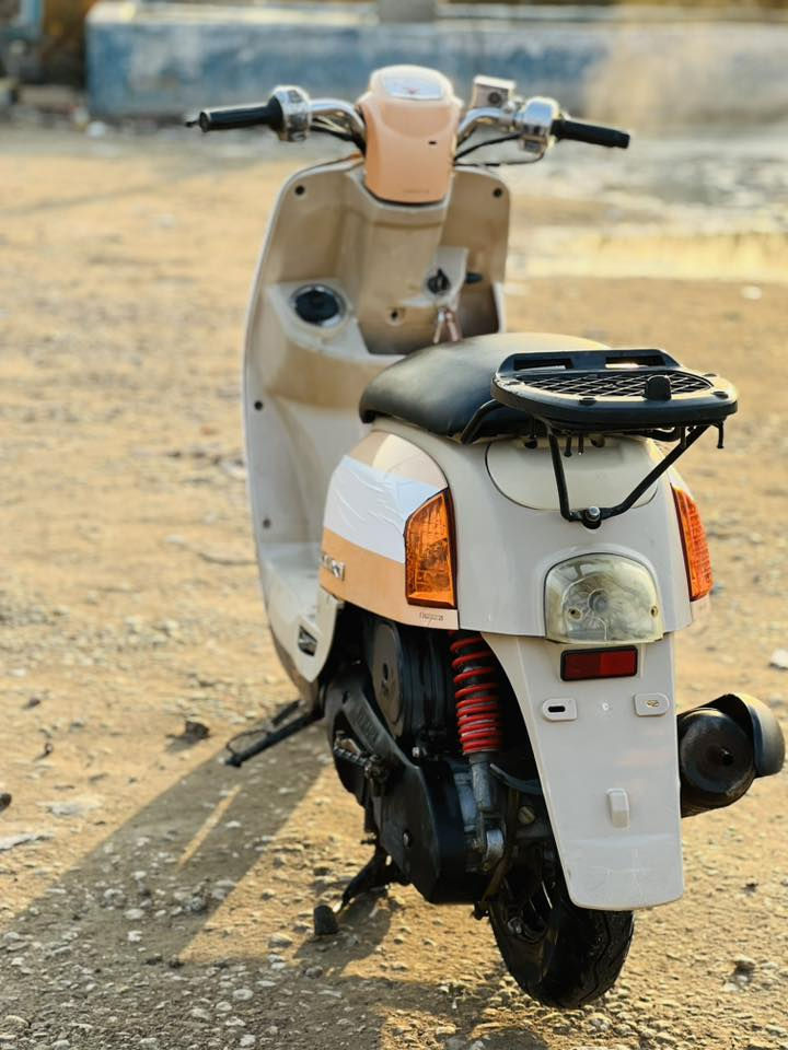 السلام عليكم دراجه بوليس لون مميز ختم واحد من طول لطول مكينه خرسه شلعه ومعدل 115 الدراجه جديده كلش ونضيفه بس بيه فطر شويه بالكفر الامام مامبين هواي داخل كريمي بلادي من رمبه السعر 900 وبيه مجال المكان بابل القاسم 
***********
***********
