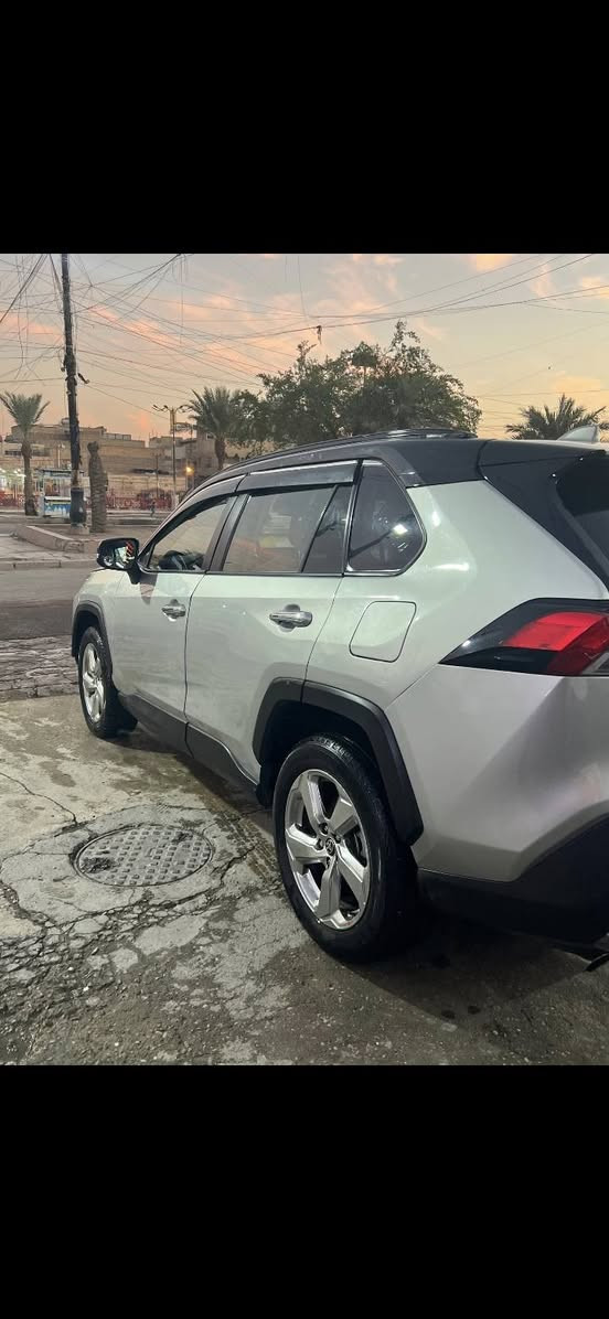 سلام عليكم  راف4موديل ٢٠٢١هايبرد ماشيه ٥٣ فول لمتدد بانورامه كاميرا٣٦٠درجه كشنات جلد تدفه تبريد.صندوك كهربائي بعد اهوايه مواصفات بيهه صبغ حزام ماعدا الصندوك.سعر قفل ١٧٠. مكاني بغداد. ***********
