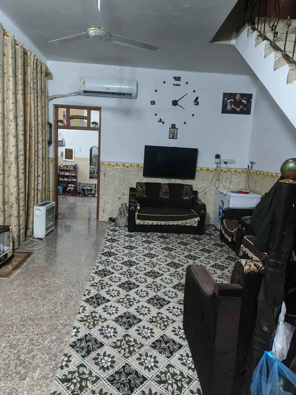 دار للبيع طابق واحد طابو ملك صرف البيت مساحة ١٢٥ طابق واحد  حي الرئاسة العبيدي شارع ٢٠ الشارع قرب افران الزيتون البيت يحتوي على استقبال وغرفة نوام وصالة كبيرة ومطبغ ومنور البيت جاهز ونضيف الاستفسار على الرقم ***********
