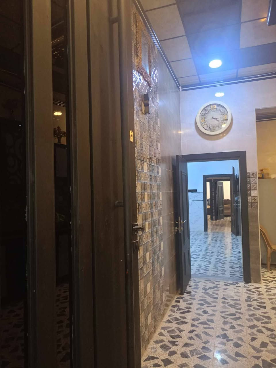 دار للبيع او معارض🏠
📑 📄 سند طابو الأيمن 
مساحة الدار 200 متر واجه 8متر نزل 25
6🛌 نوم
2 هول
استقبال كبير
مطبخ حار بارد
موقع الدار مشيرفه الثانيه جمعية النسيج خدمات ماء كهرباء شارع تيكله 
بناء🦺 📏 📐 🪏 🪟 حديث
للأستفسار أكثر الاتصال على الأرقام التاليه
***********
***********
***********
