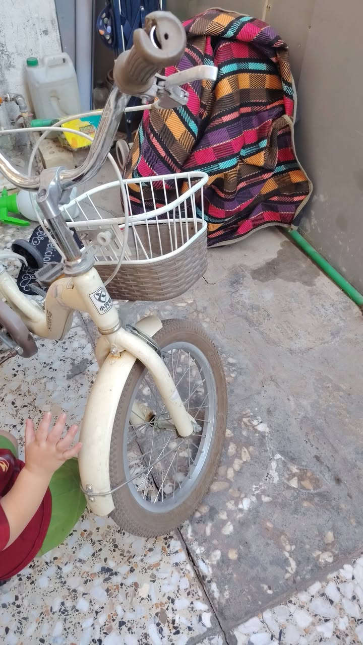 بايسكل ياباني اصلي مال اطفالل مستعمل قليل كلشي مابي شغال فقط دوسه  البايدر الايمن مكسور نظيف كلش 
السعر ٧٥ 
ملاحظه( متروك شهرين وشويه الزنجيل بي زنجار) 
*********** اتصال او واتساب 
بغداد / حي سومر / شارع المدارس
