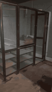 السلام عليكم غرفة المنيوم
كامله متكونه
من باب المنيوم 
وقاطع المنيوم 
وفاتيرنات عدد٣ طول مترين 
وفاترينه طول متر واحده 
هي وجام كامل 
طول الغرفه ٦ متر 
عرضها مترين 
مكان بغداد الصالحية
السعر ٢٢٥ 
***********
