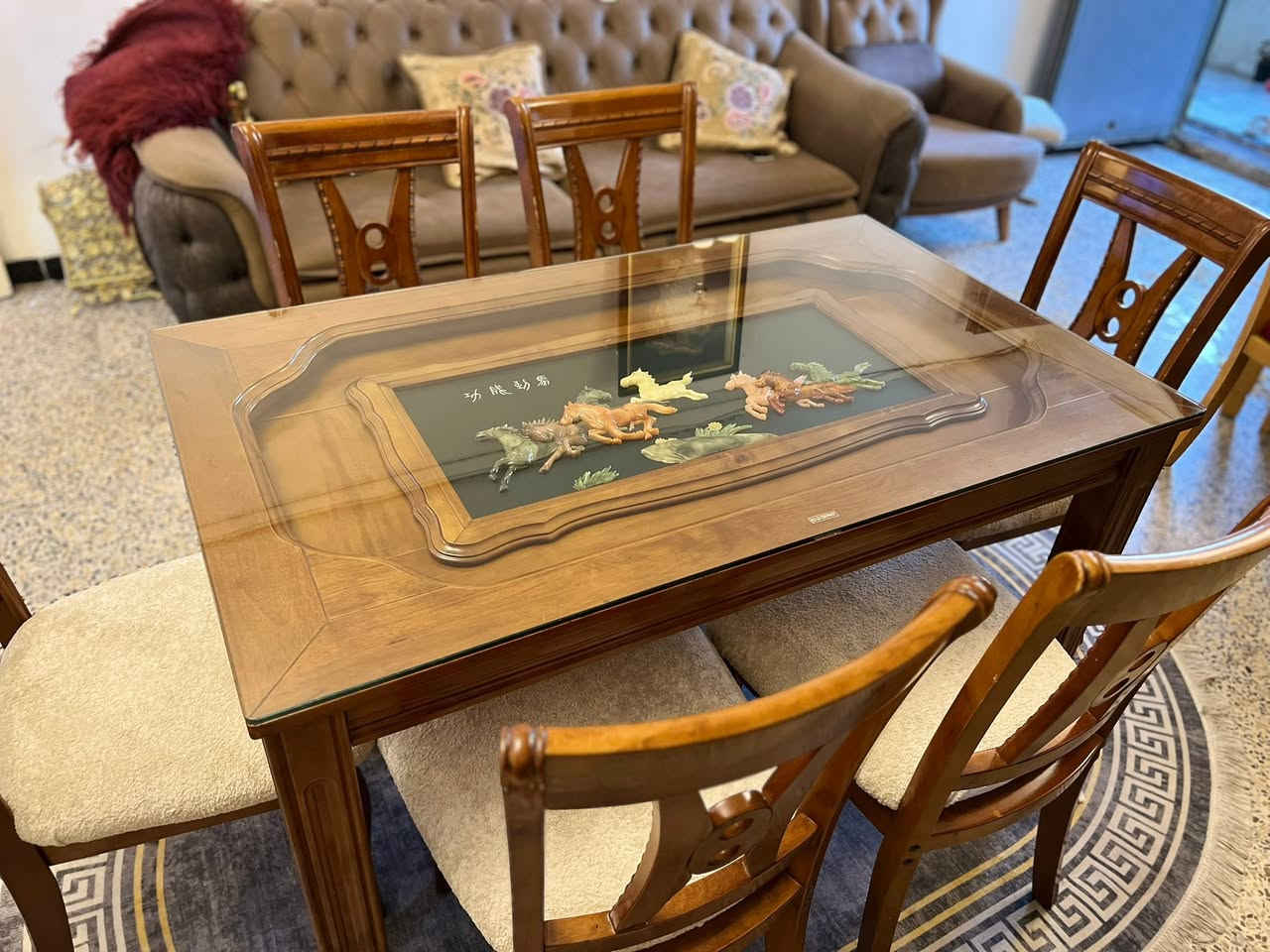 ميز طعام خشب طبيعي زان شبه جديد عنوان بغداد سعر 550 اتصال ***********
