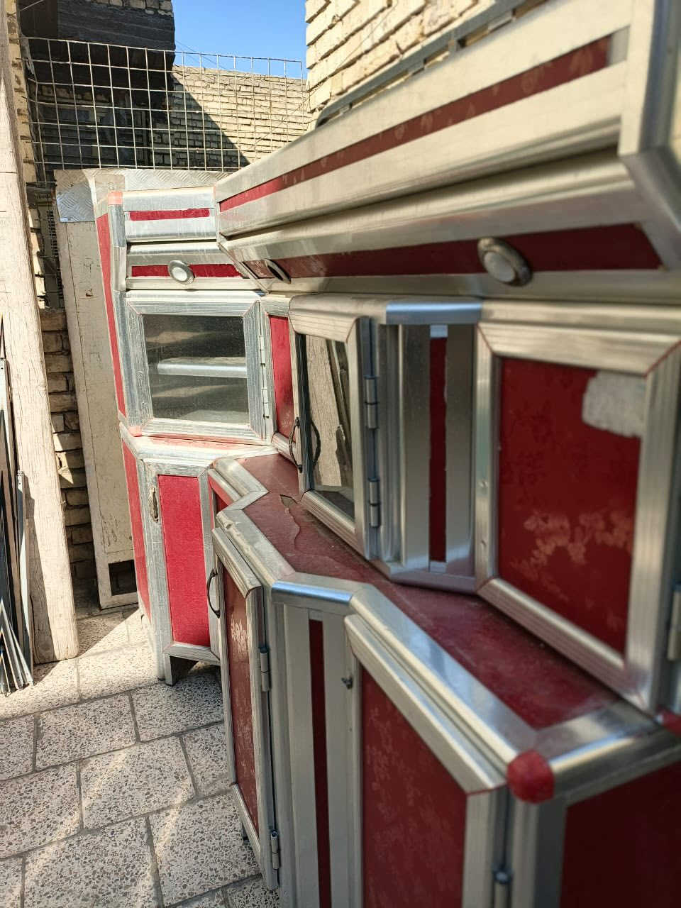 سلام عليكم ،كاونتر للبيع ثقيل مو سوكي الخفيف 
٤قطه وسنك موجود بس الحوض ،الكبير متر ونص ،وزاريه ٧٠ سم.سعر ١٥٠ الف  /عنوان بغداد 
وتساب ***********
