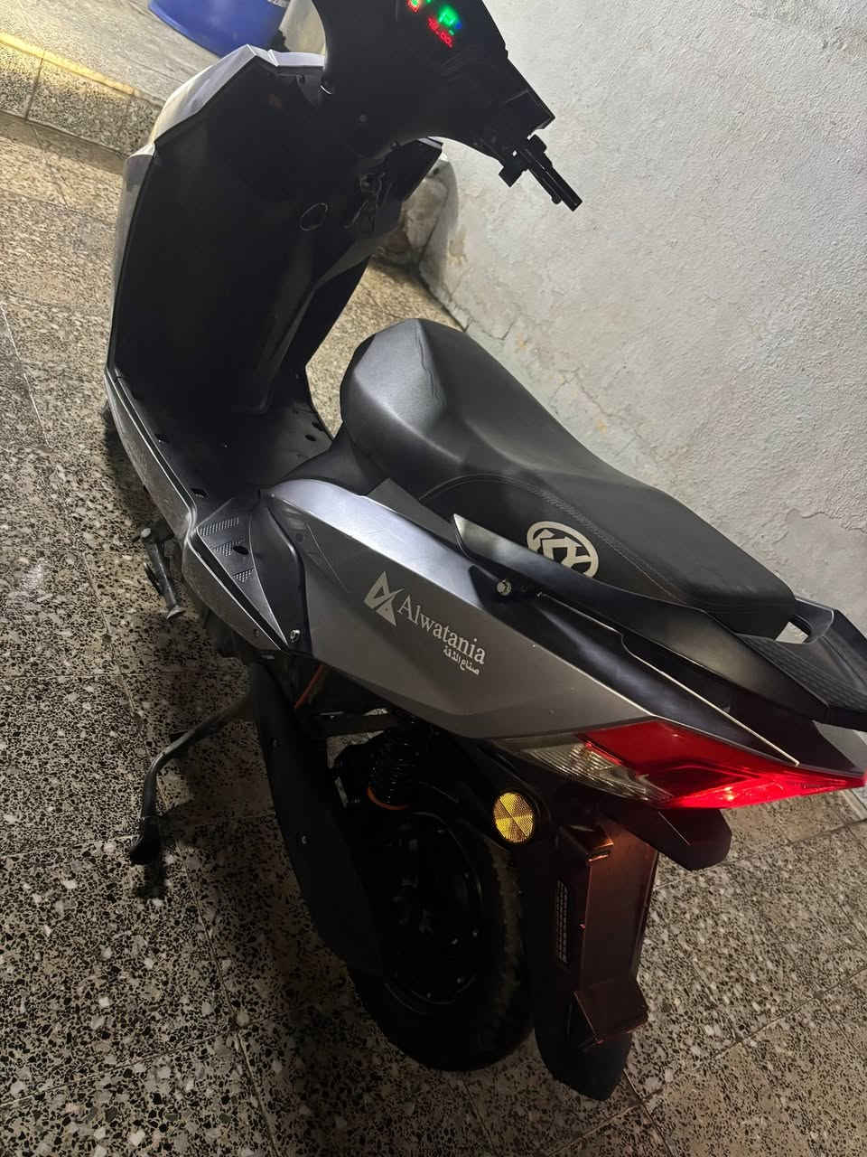 موتسكيل _ ماطور شحن الوطنية  ماطور شحن الوطنية درع 1000 واط بسرعة45 كيلو متر والشحن يكفي لمدة 40 كيلو متر ويحتوي على 6 بطاريات وفيه مثبت سرعة والبك (الرجوع للخلف) بسعر  550 الف وبي مجال للتواصل 
واتساب 
***********
