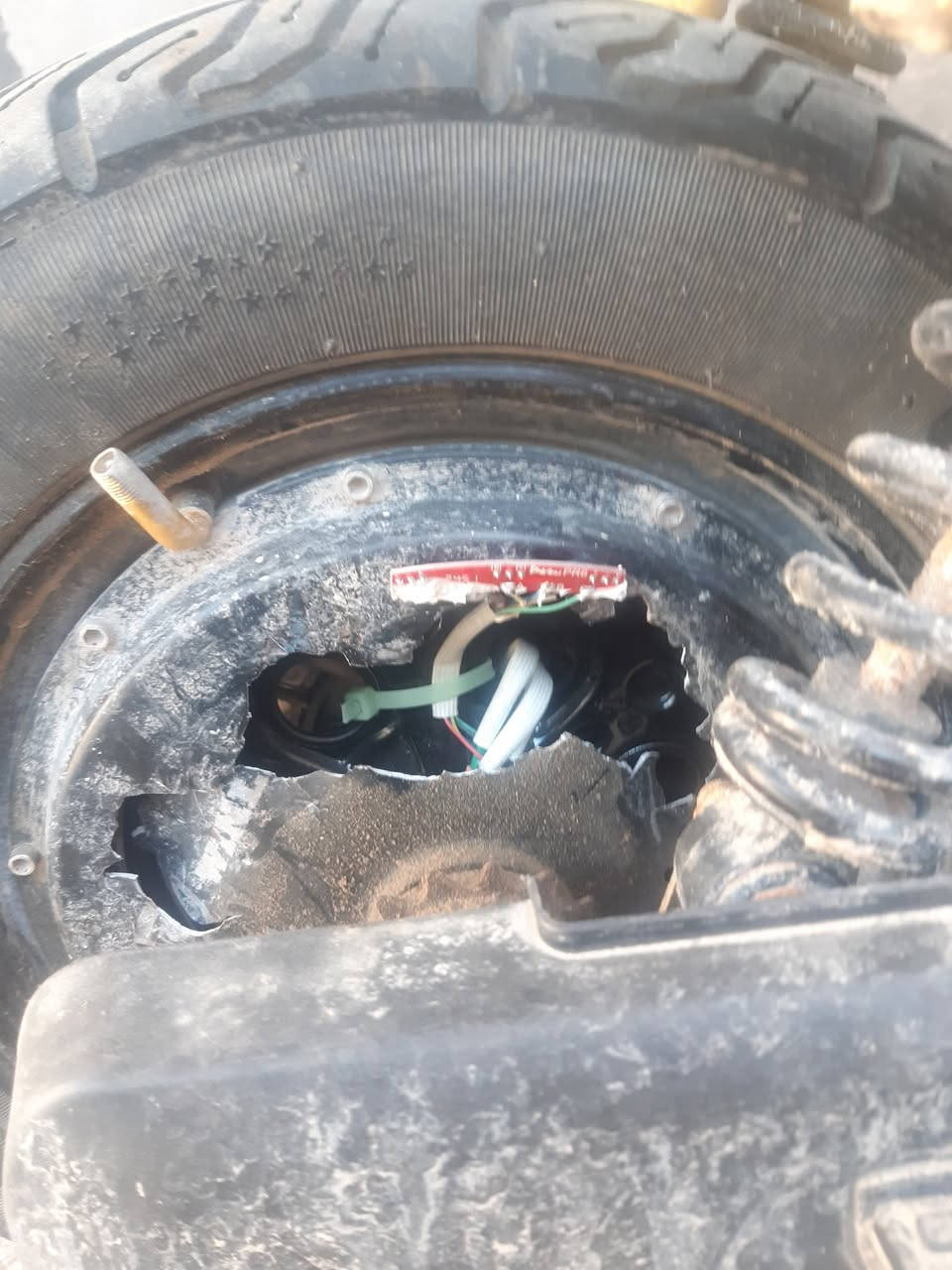 دراجة r9 بطارياته 32 امبير نظيفة ما متعبه بيه مشكلة وحدة وهي ما تمشي النارية وكلشي شغال بيه بس حرف m طالعلي بالعينة وما تمشي وكفت عندي بنص الطريق ضجت وكسرت الكفر مثل ما تشوفون بالصورة ابيعها ع وضعها ٢٢٥ الف للتواصل ع هذا الرقم ***********
