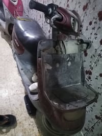 دراجه نضيفه شغاله بس حاليا مشيها ضعيف مااعرف شبيها  رايدها ١٠٠ مكاني ب...