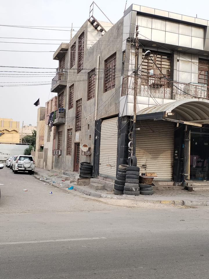 السلام عليكم
بناية تجارية طابو ملك صرف 
العنوان : كربلاء- حي الحر 
المساحة 165 متر 3 محلات و5 شقق مؤجرة بالكامل وارد شهر 2 مليون 

‭***********‬
