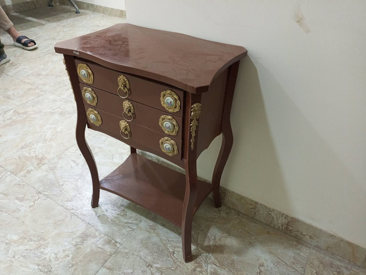 سلام عليكم شباب هاي القطعه للبيع نضيفه فول شرط الفحص انتيكه حلوه سعره 20 الف اي  استفسار خاص او على الرقم ***********
