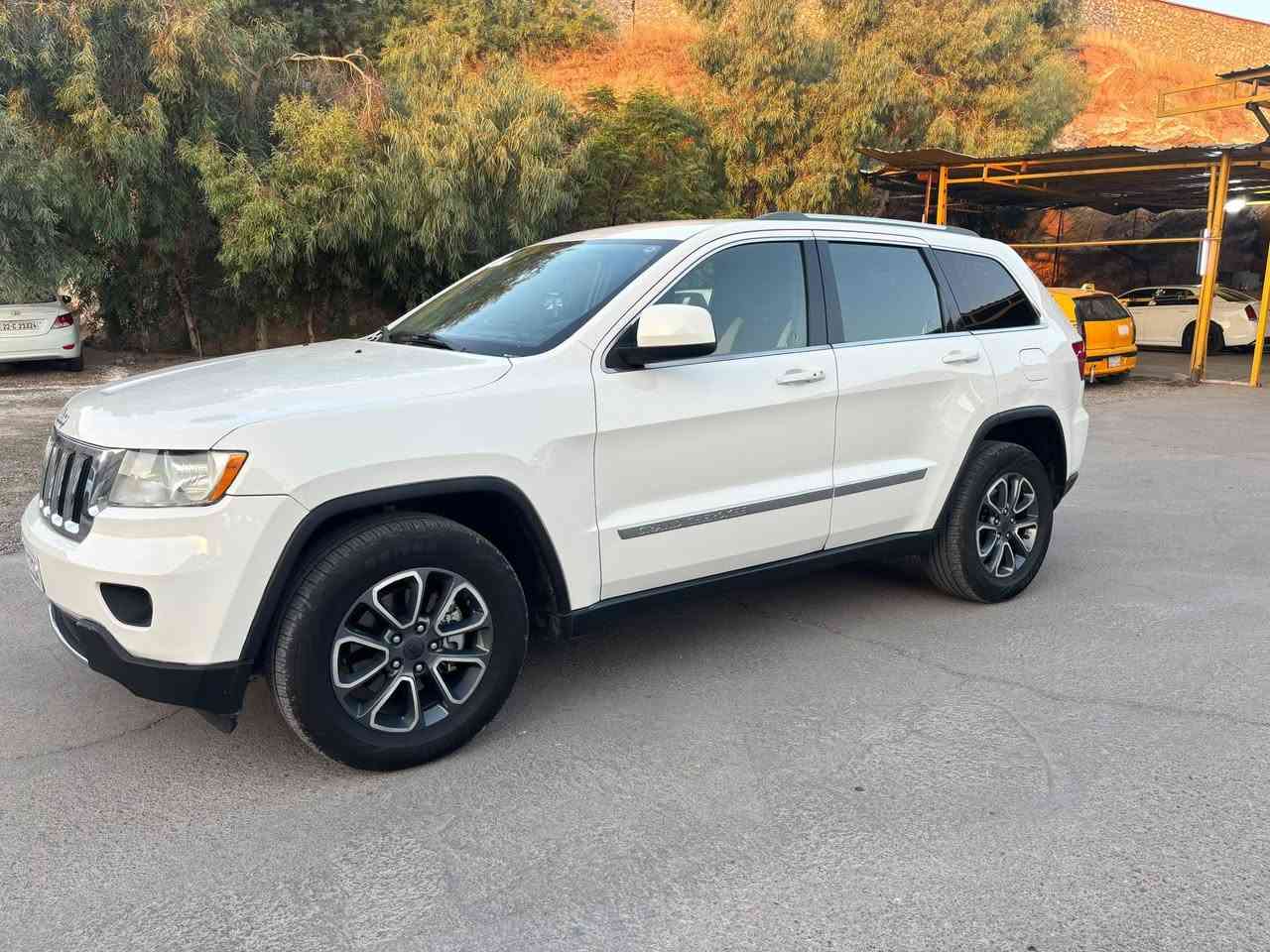 Jeep Laredo 
2012
نظيفه مال بيت شاشه 
بصمه (دخول بصمه )
كامره خلفي لون ابيض 
حساس خلفي
 6 سلندر كير محرك بشر
رقم وسنويه جديده كامل بسمي رقم سليمانية 
[*********** ، *********** ] رقم صاحب سياره استفسار خابر رقم ماموجود على فيس  
سعر (165 )وبيه مجال بسيط
