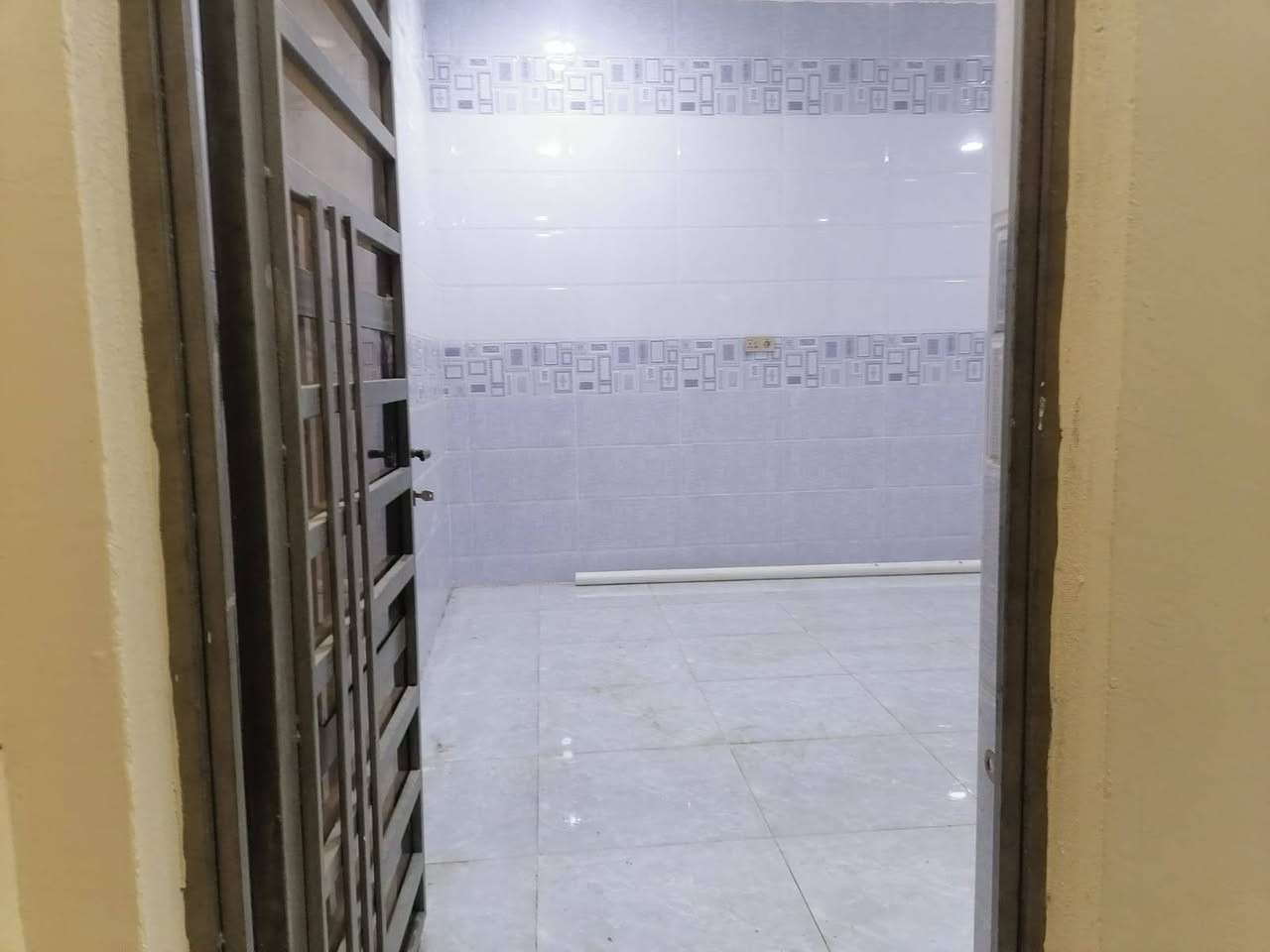 دار سكن للبيع ٢٠٠م طابو زراعي كوت حي الحكيم نزلت أفران الهادي يبعد عن الشارع العام ٣٠٠م بناء حديث طابوق مرقم من قبل البلدية غرفتين وصاله ومطبخ وحمام واستقبال وصحيات خارجية للإستفسار الاتصال على *********** أو مراجعة مكتب دلالية الروان @
