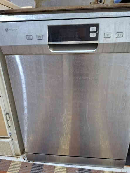 غسالة اماعين شغالة عطلها مجرد سخان الماء واذا تنربط على الكيزر تشتغل طبيعي سعرها 125 وبيها مجال بصيط البصرة كرمه علي ***********
