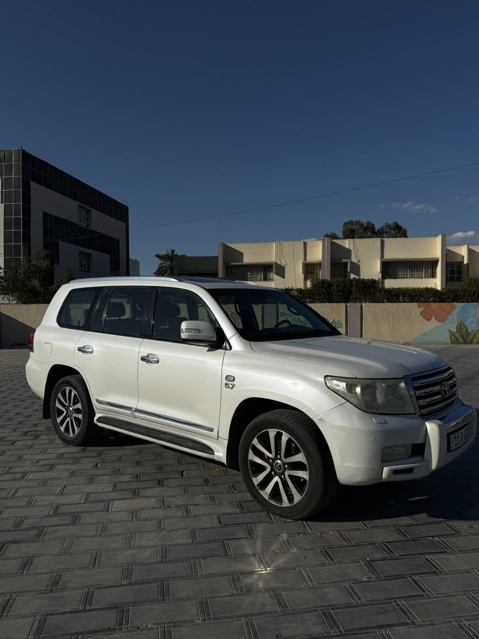 لاندكروزر بيضاء اللون.
موديل 2010 بغداد. GXR
6 سلندر 
 الرقم الدولي الجديد. بأسمي. 
ماشية تقريبا 143000كم .
سلايد 
ويل كب كروم 
 
حساس امامي خلفي.
زراكات لايت  
مكفولة من الصبغ والتبديل .
فقط ربع من الدعامية الخلفية .
ورصعة خفيفة بالصندوق الخلفي. 
بغداد 
السعر 29.500 و بيها مجال بسيط 
***********
