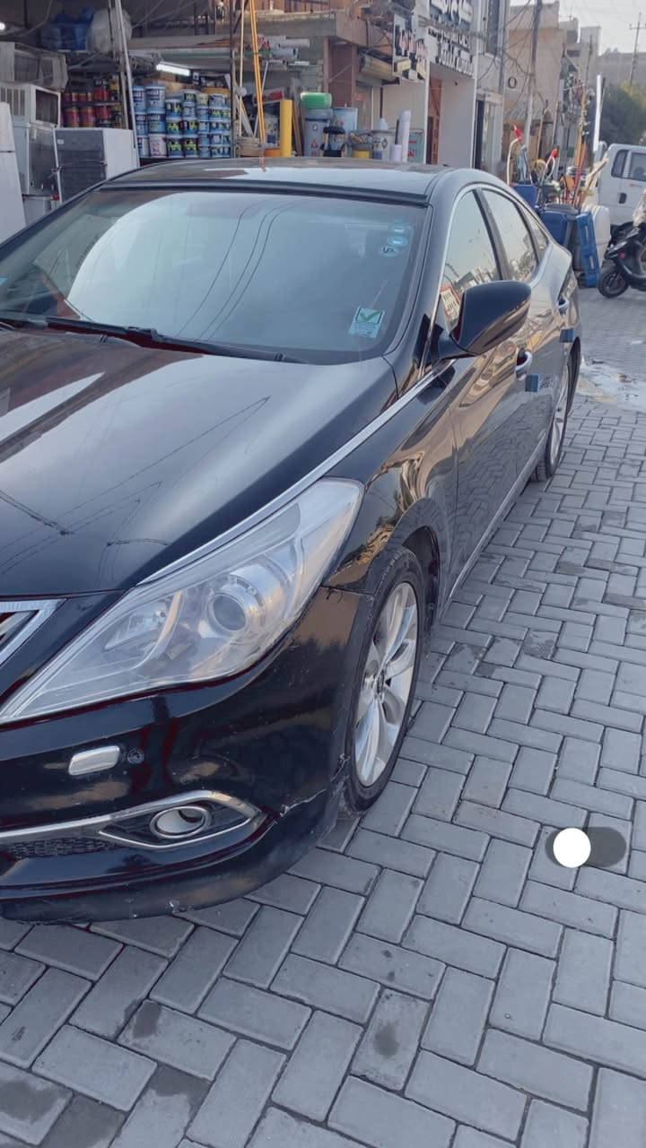 السلام عليكم هونداي ازيرا موديل 16 بيها قطعتين ونص صبغ محرك كير مكفولات حجم المحرك 3300 السيارة اقساط سعرها 165 شهرية 3 ورقات اسويلك وكالة قيادة فقط صدرها الامامي شوية تعبان مازدة مال لايت مكسورة للاستفسار *********** مكاني بغداد وابيع بغداد فقط بغداد, العراق

