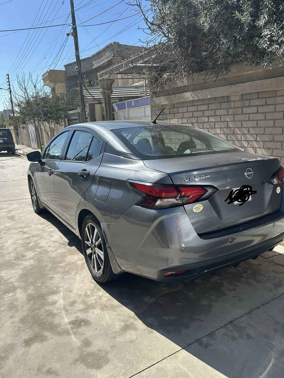 نيسان فيرسا ٢٠٢٤ جديد ( منفيس )ماشية ٥٢ الف فقط مواصفات SV  عدى البصمة شاشة رادارات ويل كروم تحديد مسار ،، حادثها قبغ الصندوق فقط بدون دواخل ولا ايرباك . سعرها مناسب ***********
