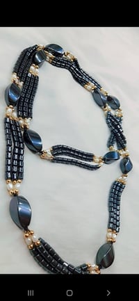 قلادة كولييه مصاغة من الحجر الصيني النادر ومرصعة بفواصل من اللؤلؤ الطب...