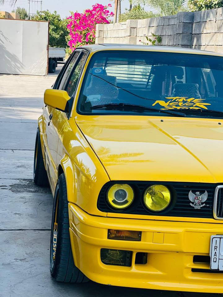 سلام عليكم
E30 
موديل 1992
 عليها كت M اصلي 
كشنات وبطاين M اصلي حاوية 
6 سلندر
محركM54
كير تبترونك 
اكسن خفيف رون ناصي بالمعدل +شلعه 
ويل اصلي 17 
كهربائيات + ضفيرة كله شغال 
معمره تعمير مضبوط 
مكفوله من الضربه 
مسجل بلادي ست اقراص + دمام 
السيارة بيها رنگات دخانه خفيفه فقط 
بدون خربطه 
***********
