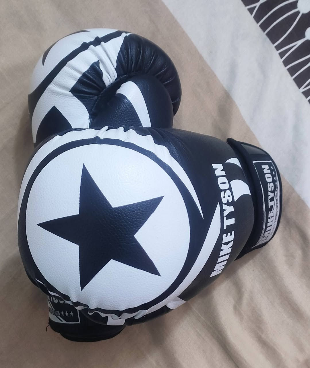 چفوف مايك تايسون الاصلي
لاصق قوي جداً انسى يخرب او يفلت 
25 الف


**إذا كنت صاحب هذا الإعلان وتريد حذفه لأي سبب، رجاءا أرسل رسالة إلى الدعم الفني**