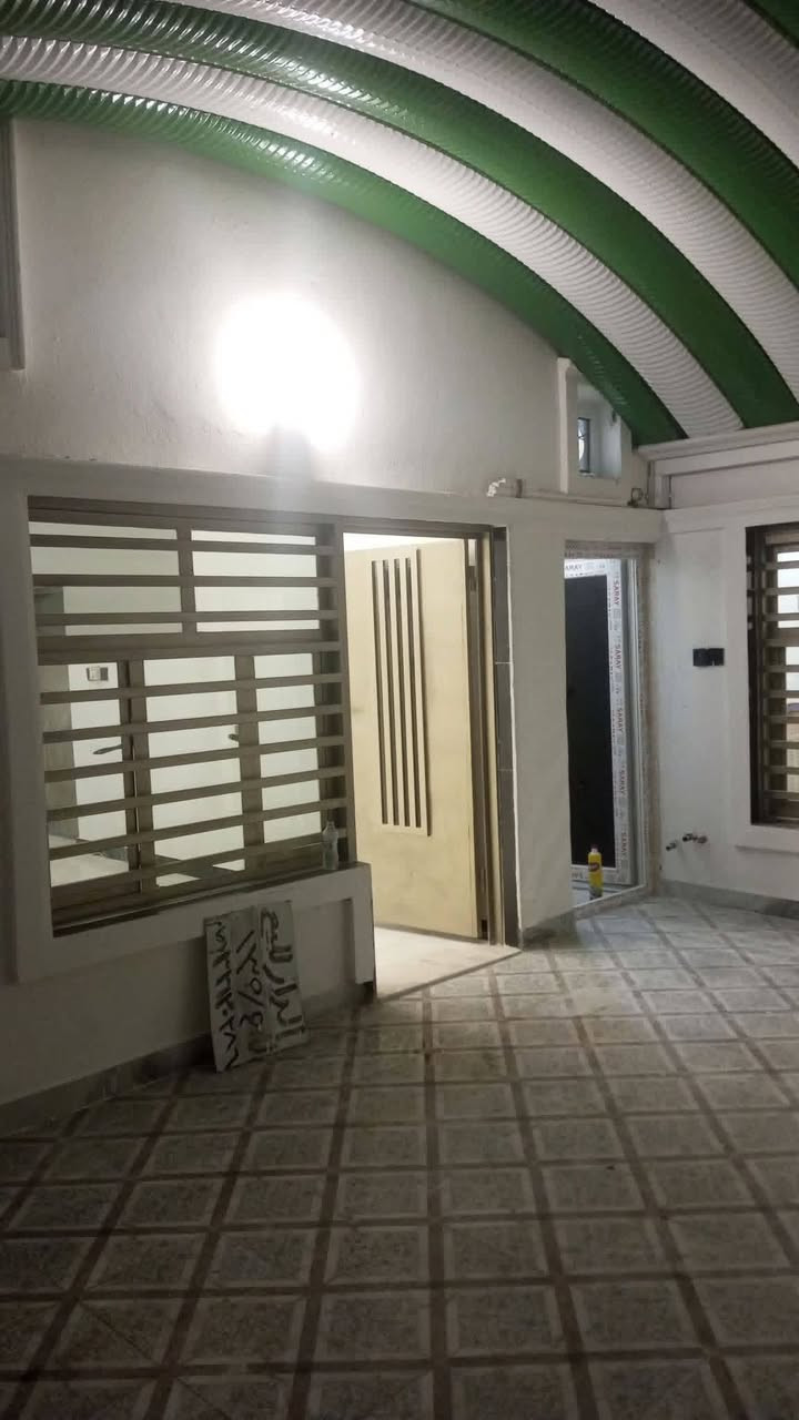 بيت. للبيع ركن حي الزهراء يم المدارس الصينيه 135 جديد غرفتين صاله استقبل مطبخ مفتوح ع الصاله كراج لسياره اساس صب والسكف اعكاده  والطابق الثاني هيكل صحيات مجموع خارجه وداخليه برسلين سقوف جمسن بورد البيت جاهز جديد مامسكون  رقم ***********
