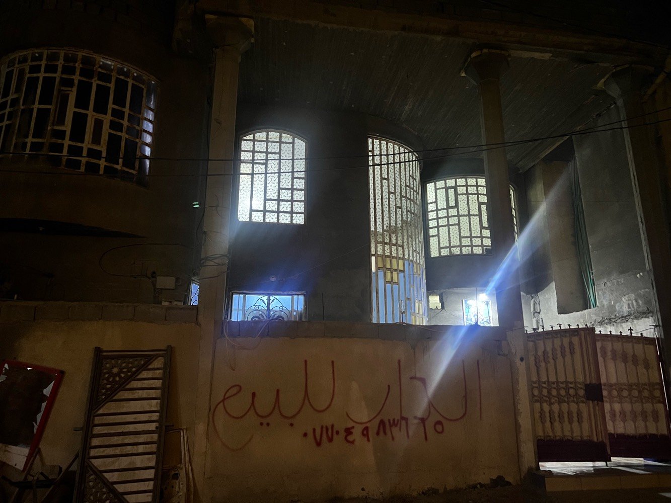 بيت لبيع ثلاث طوابق المساحه 150 متر مربع
7غرف منام وصالات جلوس وحمامات كل طابق حمام
العنوان البصره التنومه الصالحيه شارع النمر