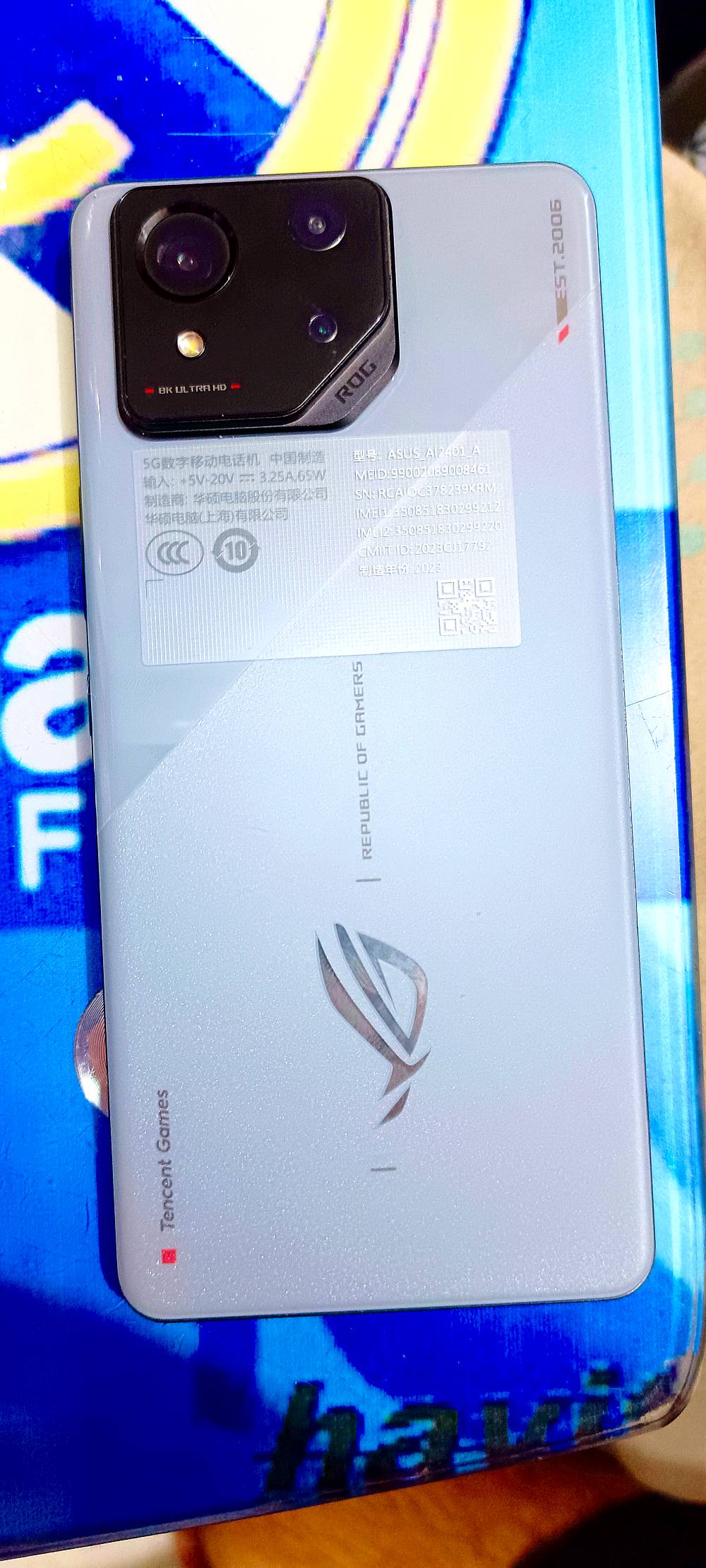 السلام عليكم شباب، متوفر للبيع هاتف Asus ROG Phone 8🔥

 الجهاز غني عن التعريف، أقوى جهاز للالعاب وبحالة ممتازة جداً🔥

المواصفات الأساسية للجهاز:

المعالج: Snapdragon 8 Gen 3 معالج خارق بتردد 3.3GH ومزود بمعالج رسوميات Adreno 750  (يشغل أقوى الألعاب بأعلى دقة وسلاسة 120 فريم وبدون أي لاك)🔥

الذاكرة العشوائية (RAM): 16GB (أداء سريع جداً بالتنقل بين التطبيقات والالعاب الثقيلة)🔥

ذاكرة التخزين: 256GB🔥

الشاشة: AMOLED بتردد 165Hz بصمة مدمجه بلشاشه + بصمه وجة (سلاسة خيالية واستجابة سريعة جداً باللعب)🔥

النظام: أندرويد 14 (أحدث إصدار)🔥

البطارية: 5500mAh 65 wوتدعم الشحن اللاسلكي السريع🔥

الصوت: سماعات ستيريو محيطية مجسمة ونقية جداً🔥
الكامرة : فويه جدا تصوير 8k ٣٠ فريم وال4K ٦٠ فريم 🔥

ملحقات ونظافة الجهاز:

الجهاز نظيف جداً وأخو الجديد (مثل ما موضح بصورة النظام)🔥

[ويا كارتونته والشاحن الاصلي ].

السعر: [ قيم بما يرضي الله ] (اني العام اشتريته بمليون و ٤٠٠).
المكان: بغداد / [ حي الجهاد/ حي الاساتذه].

المتواجدين والشراية الي يعرفون قيمة هذا الوحش، الي يحب يستفسر يراسلني خاص أو يتصل على الرقم: [ ***********
*********** ].
متوفر واتساب أيضا
شنو السعة بالضبط: 12/256 لو 16/512 لو غيرها؟: 
256/16
الجهاز شكد مستخدم وهل بيه أي خدوش أو عيوب غير اللي باين بالصور؟: 
مابي اي شخط جدا نضيف
منوهو الموقع مالتك وين بالضبط حتى نرتب الاستلام، وتوفر توصيل لو بس يد بيد؟: 
مكاني بغداد حي الجهاد حي الاساتذه 
هل الجهاز مفتوح/مكفول بالكامل لو بيه صيانة أو تبديل قطع من قبل؟: 
ابد ممفتوح مكفول
السعر النهائي شكد؟ وشنو مجال المراوس إذا أكو؟: 
قيم بما يرضي الله 1000000