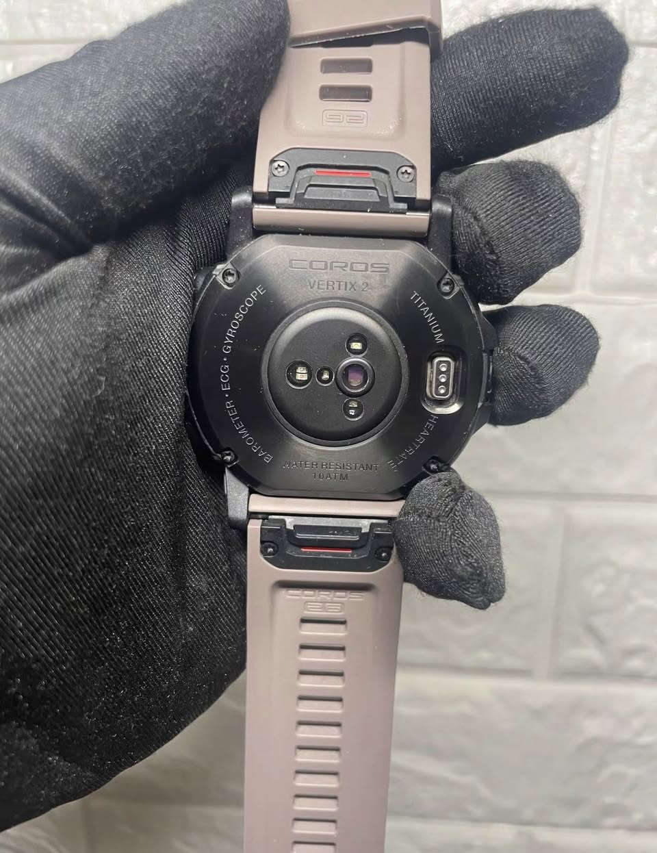 COROS VERTIX 2
425$

ساعة Coros Vertix 2 هي واحدة من أقوى الساعات الرياضية المخصصة للمغامرات والظروف القاسية. إليك ملخص لأبرز مواصفاتها
المواصفات الرئيسية:
• عمر البطارية الأسطوري: تعتبر الأقوى في فئتها، حيث تصمد حتى 60 يوماً في الاستخدام العادي، وتصل إلى 140 ساعة عند تشغيل نظام GPS المستمر.
• نظام تحديد المواقع (Dual-Frequency GPS): تدعم التردد المزدوج، مما يضمن دقة عالية جداً في تحديد الموقع حتى في الغابات الكثيفة أو بين الجبال العالية.
• الخرائط والملفات: تدعم خرائط العالم (Global Offline Maps) التي يمكن تحميلها واستخدامها بدون إنترنت للتنقل والملاحة.
• التصميم والمتانة: مصنوعة من تيتانيوم الدرجة الخامسة (Grade 5 Titanium) مع زجاج ياقوتي (Sapphire Glass) مقاوم للخدش، وهي مقاومة للماء حتى عمق 100 متر (10 ATM).
• الشاشة: تأتي بمقاس 1.4 بوصة من نوع (Memory-in-Pixel)، وهي واضحة جداً تحت أشعة الشمس المباشرة.


**إذا كنت صاحب هذا الإعلان وتريد حذفه لأي سبب، رجاءا أرسل رسالة إلى الدعم الفني**