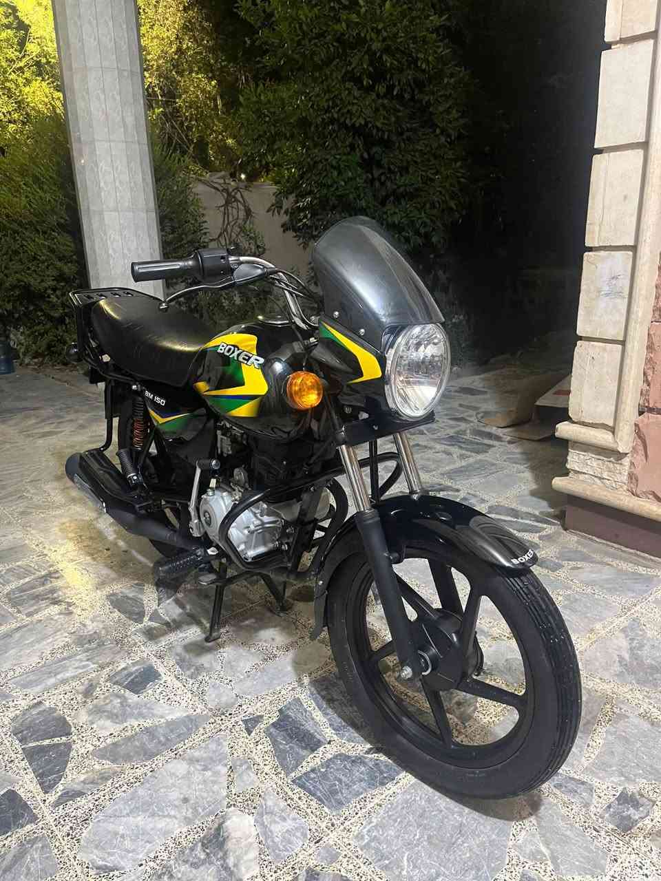 السلام عليكم
دراجة بوكسر للبيع موديل ٢٠٢٣ مكفولة كفالة عامه
دراجه نظيفة وممشتغله 
السعر (١٨٠٠) وبيها مجال بسيط للشراي 
بيها ملاحظات بسيطه جداً 
***********
