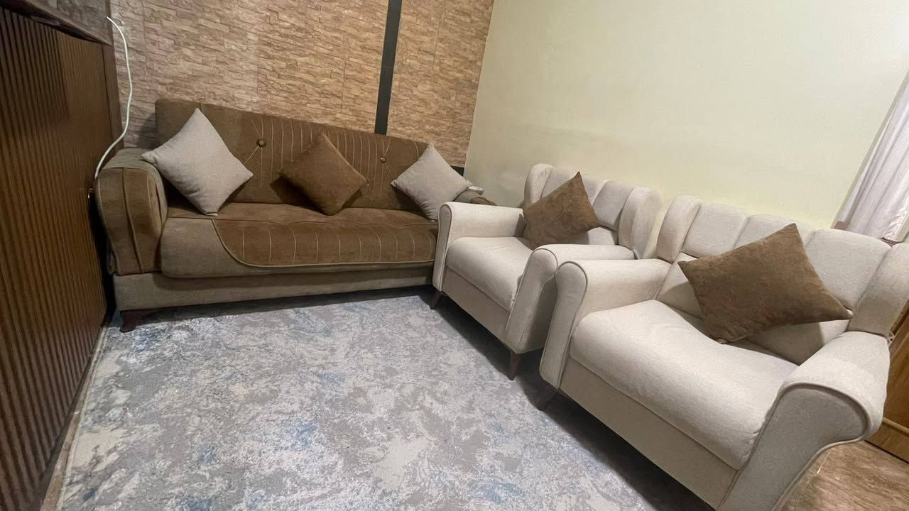 السلام عليكم قنفة وكراسي ثنين مع الكوشات كلش جدد 
شغل عراقي درجه اولى وبي ضمان  عنوان بغداد البياع السعر 350 رقم الهاتف ***********
