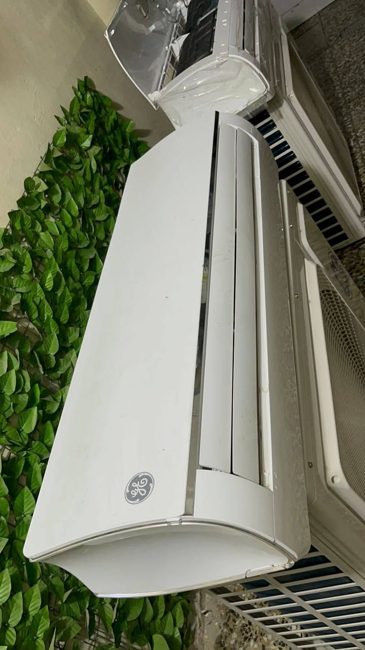 السلام وعليكم اخوان للبيع سبلت نوع GEعدد2 نضافه 95/100 احلى من الصور بهواي كفاله من فتحت البرغي تبريده ثلج ❄️☃️🧊+ تدفئه 🔥🐦‍🔥❤️‍🔥 كامل ملحقاته بواري جدد وايرات ريمونت السبلت غازه مالت الشركه مقفول بي غازه R410 حديث  كامل معى الشد والظمان النقل جميع مناطق بغداد
كامل مكمل راديتراته ازرك بعدهم السبلت جديد 
سعره 450  العنوان بغداد ة حي اور 
*********** متوفر واتساب
***********
