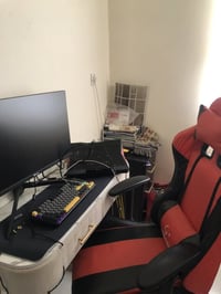 شاشة للبيع ب ٩٠ الف ، كرسي للبيع ب ٨٠ الف مريح جدا مشتري ب ١٧٥ ، كيبور...