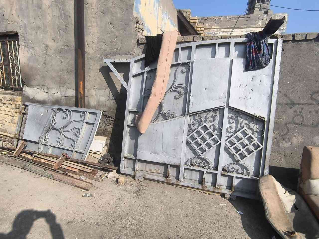 سلام عليكم بيبان البيع باب اسلايت ريسي مرتب وحديد ثقيل عوزه شويه ترتيبات قياس 3متر +2بيبان متر باب مطبخ وباب غرفه سياج كلشي يرهم سعر باب السلايت 150والبيبان الزغار علا 60وبخدمت شراي العلم حديد ثقيل كلهن المكان ميسان غريت طبر استفسار ***********
