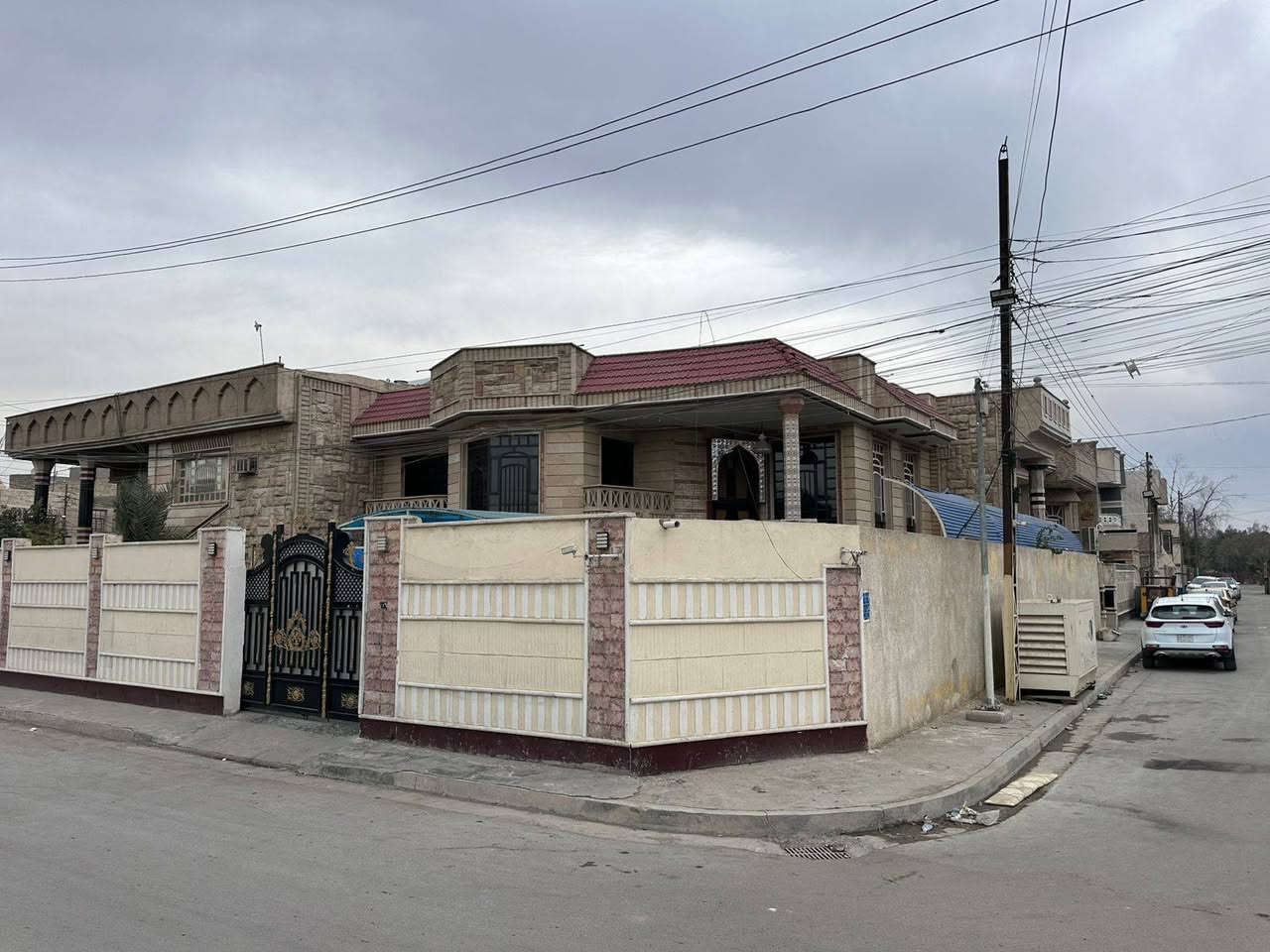 السلام عليكم بيت في حي الرئاسةالمربع الذهبي ركنين البناء٣٠٠متروالتشجير٣٠٠للاستفساراتصل***********
