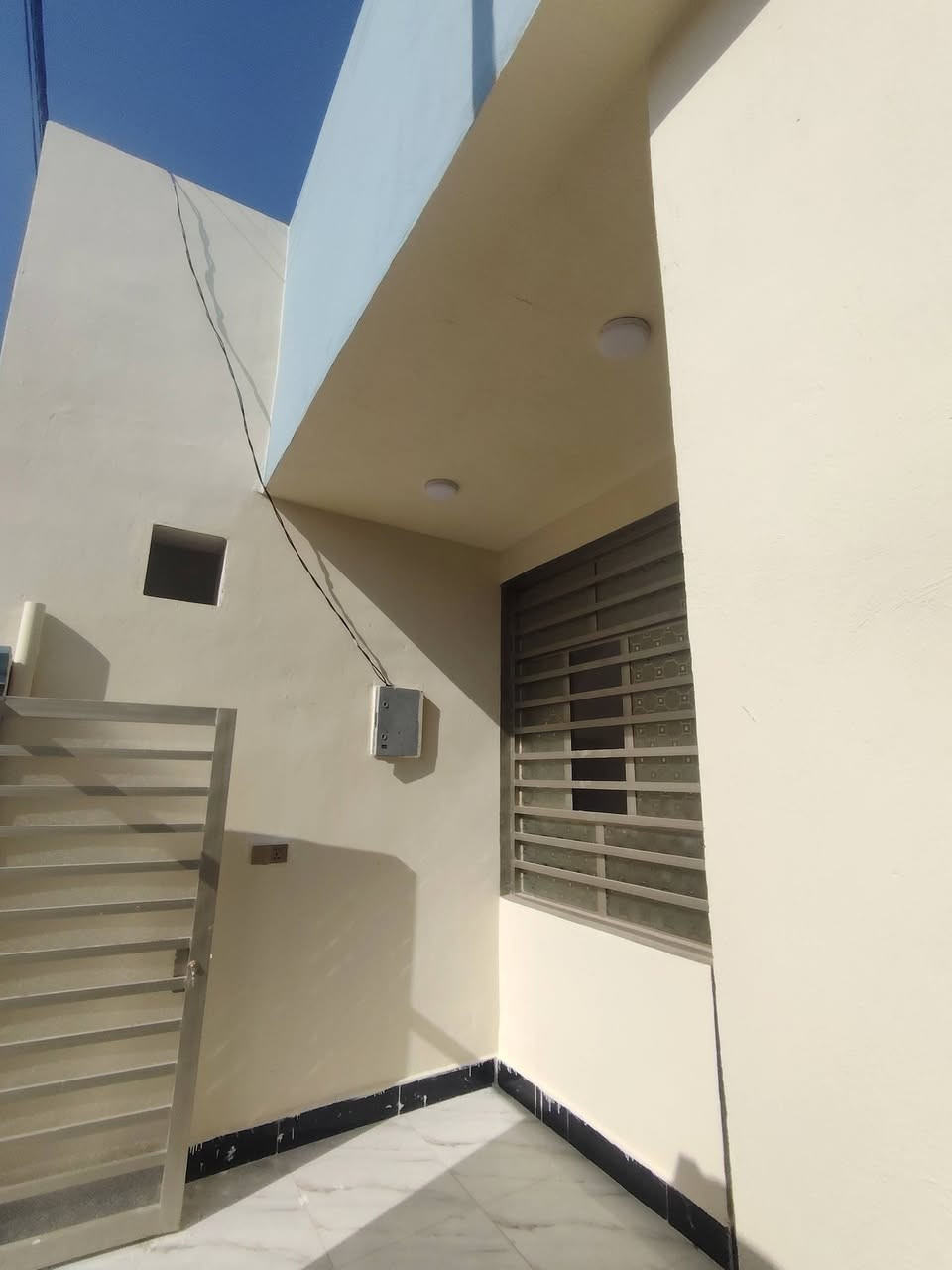 يا الله دار البيع مساحته 100متر مربعه غرفتين وستقبال وصاله ومطبخ صحيات خارجيه وداخليه بنيان درجه اولى صب السقف وساس كافت الخدمات ماي كهرباء مولده نترنيت العنوان شارع الصب جسر الشهداء النجف الشرف يبعد عن شارع كربلاء المقدسة 200متر الاستفسار التصال *********** السعر 47وبي مجال طابو زراعي سند 25
